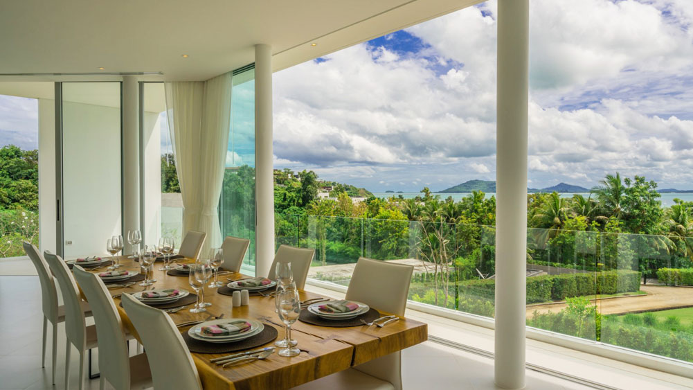Villa Abiente - Airy dining area overlooking the bay
